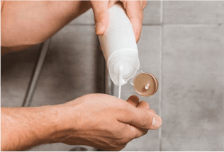 Do nam giới lạm dụng xà phòng, dung dịch vệ sinh, chất tẩy rửa có nồng độ kiềm cao để vệ sinh bộ phận sinh dục.